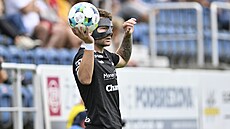 Jablonecký obránce Martin Cedidla v ochranné masce