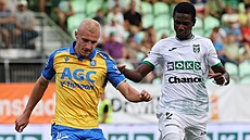 Teplický obránce Jakub Jakubko a Abdallah Gning z Karviné