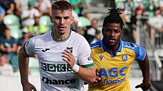 Karvinský záloník Sebastian Bohá a Benjamin Nyarko z Teplic