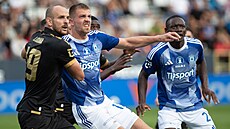 Olomoucký úto�ník Daniel Va�ulín si d�lá prostor v souboji s Davidem Lischkou z...