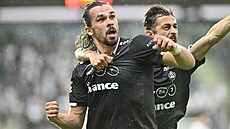 Jablonecký obránce Jakub Martinec (vlevo) se raduje ze svého gólu.