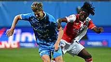 Slávistický zálo�ník David Moses (vpravo) v souboji s Romanem Mackem z Mladé...