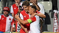 Slávistický útoník Mojmír Chytil se spolu s Janem Boilem raduje ze svého gólu.