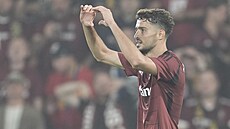 Sparanský útoník Albion Rrahmani oslavuje svoji trefu.