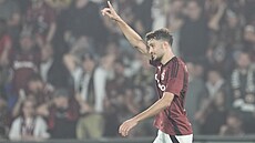 Spar�anský úto�ník Albion Rrahmani oslavuje svoji trefu.