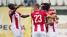 Fotbalisté Viktorie ikov se radují z gólu.