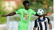 Ústecký Solomon Osaghae si zpracovává mí v utkání proti eským Budjovicím.