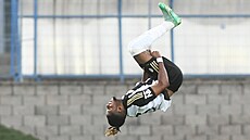 eskobudjovický Chukwudi Igbokwe slaví svj gól.