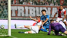 Slávistický obránce �t�pán Chaloupek st�ílí ve skluzu gól Mladé Boleslavi.