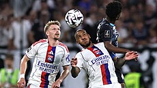 Pavel �ulc a Corentin Tolisso z Lyonu v utkání proti Marseille
