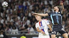 Adam Karabec z Lyonu (vlevo) a Pierre-Emile Hojbjerg z Marseille