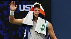 Americký tenista Ben Shelton v slzách mává fanou�k�m poté, co kv�li zran�ní...