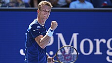 Jií Leheka slaví zisk setu v osmifinále US Open.