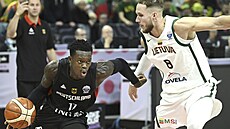 Dennis Schröder v akci proti Litv�, brání ho Tadas Sedekerskis.