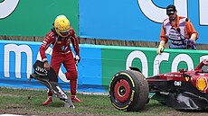 Lewis Hamilton uklízí úlomky ze svého monopostu po nehod� v Nizozemsku.