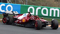 Charles Leclerc havaruje ve Velké cen Nizozemska.