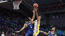 �pan�lský basketbalista Santi Aldama zakon�uje v utkání s Kyprem.