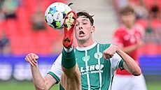 Adam Kadlec se snaí zkrotit balon v utkání s Pardubicemi.