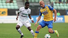 Karvinský útoník Abdallah Gning sleduje s míem postupujícího Jakuba Jakubka.