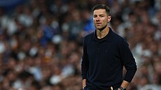 Xabi Alonso, kou� Realu Madrid, sleduje utkání s Mallorkou.