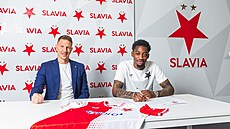 Muhammed Cham, nová posila fotbalové Slavie, se sportovním editelem Jiím...