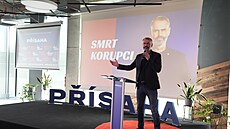 P�edseda hnutí P�ísaha Robert �lachta p�edstavuje volební program. (31. srpen...