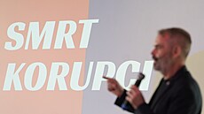 P�edseda hnutí P�ísaha Robert �lachta p�edstavuje volební program. (31. srpen...