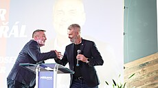P�edseda hnutí P�ísaha Robert �lachta p�edstavuje volební program, na snímku s...