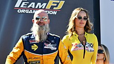 OBRAZEM: Nejen playmate v hoícím aut s logem OnlyFans