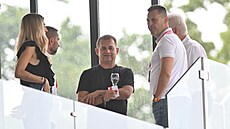 Nový majitel fotbalových Pardubic Karel Pra�ák (uprost�ed) sleduje zápas proti...