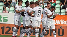 Fotbalisté Karviné se radují z gólu do sít Teplic.