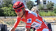 NOR V ERVENÉM. Torstein Träen z týmu Bahrain Victorious drí po prvním týdnu...