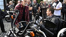 Stroje Harley-Davidson vyrazily na jízdu Prahou, p�idal se i prezidentský pár....