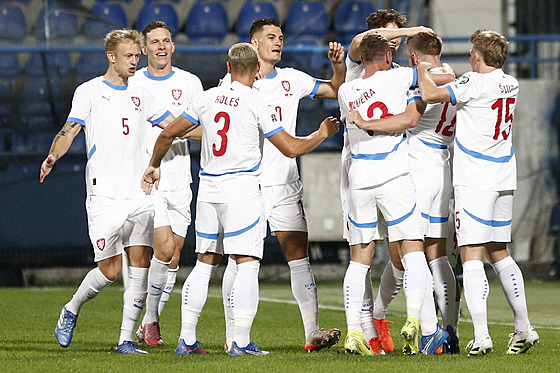 etí fotbalisté se radují z gólu Lukáe erva.