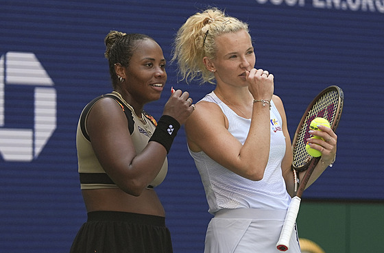 Taylor Townsendová a Kate�ina Siniaková ve finále �ty�hry na US Open.