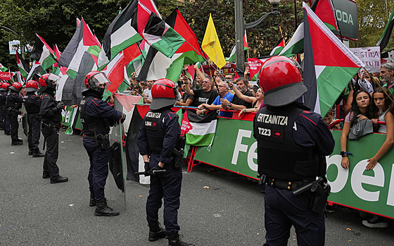Propalestin�tí aktivisté zablokovali cíl, jedenáctá etapa Vuelty je bez vít�ze
