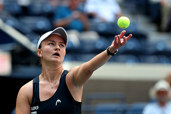 Barbora Krej�íková p�i podání ve �tvrtfinále US Open.