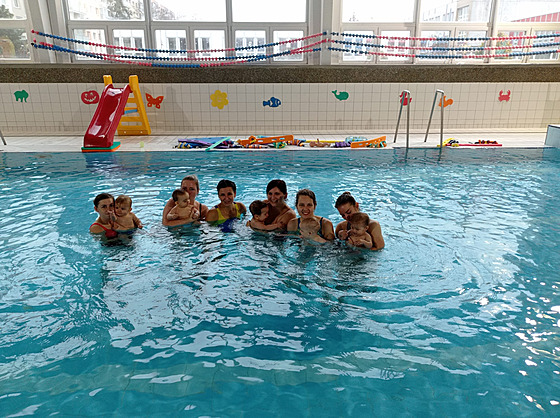 Kouzlo kojeneckého plavání v Hradci Králové: radost pro d�ti i rodi�e