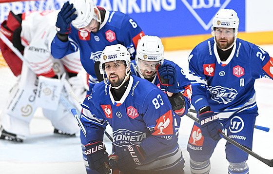 Útoník imon Stránský spchá ke spoluhrám po vsteleném gólu.