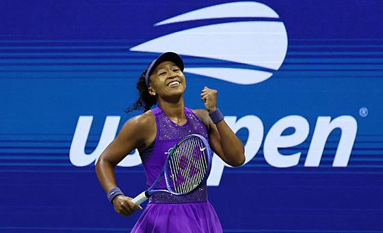 Japonská tenistka Naomi Ósakaová slaví postup do semifinále US Open.