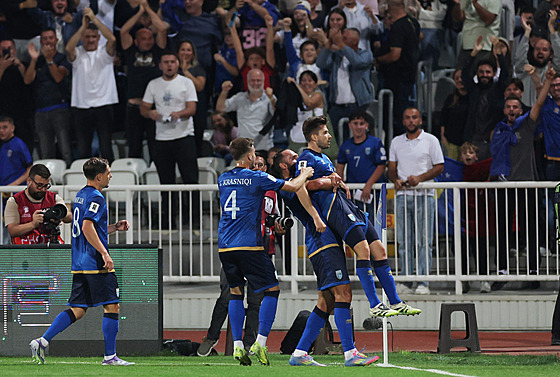 Elvis Rexhbecaj slaví s kosovskými spoluhrá�i gól do �védské brány.