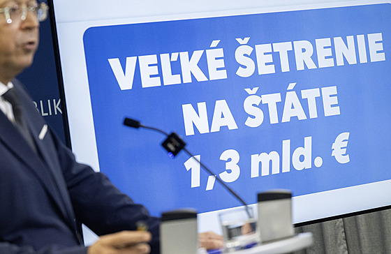 Slovenský ministr financí Ladislav Kamenický (Smer-SD) bhem tiskové konference...