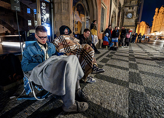 Dlouhá fronta lidí ekajících zhruba okolo tvrté hodiny ráno u Staromstské...