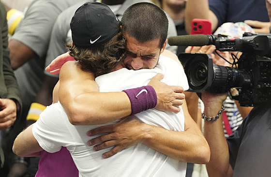 Carlos Alcaraz se objímá se svým trenérem Juanem Ferrerem po vít�zství ve...