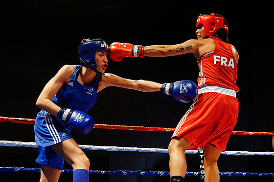 Francouzské boxerky Emilie Sonvicová (v erveném) a Maelys Richolová