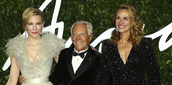 Cate Blanchettová, Giorgio Armani a Julia Robertsová na British Fashion Awards...
