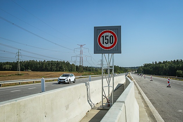 Stopadesátkou po dálnici: je to drahé a celé na hlavu. A to jde teprve o pilotní projekt