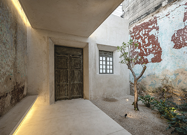 Byl ruinou, teď je rájem. Na nepříjemně úzké parcele mají fantastický dům