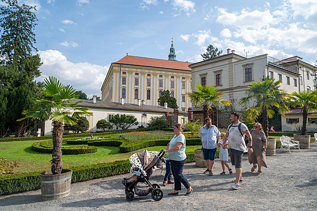 Podzámecká zahrada v Kromíi je vyhledávaným turistickým cílem. (srpen 2025)