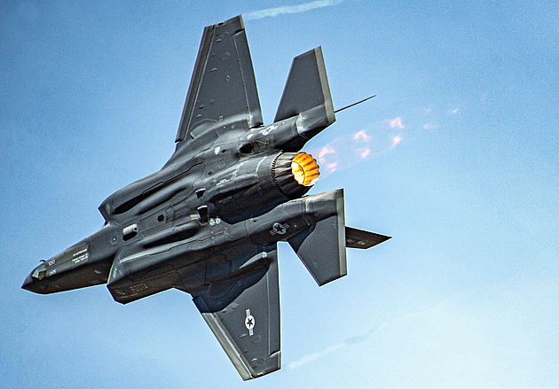 Sestřelili jsme americký letoun F-35, pilot pravděpodobně nepřežil, tvrdí Írán